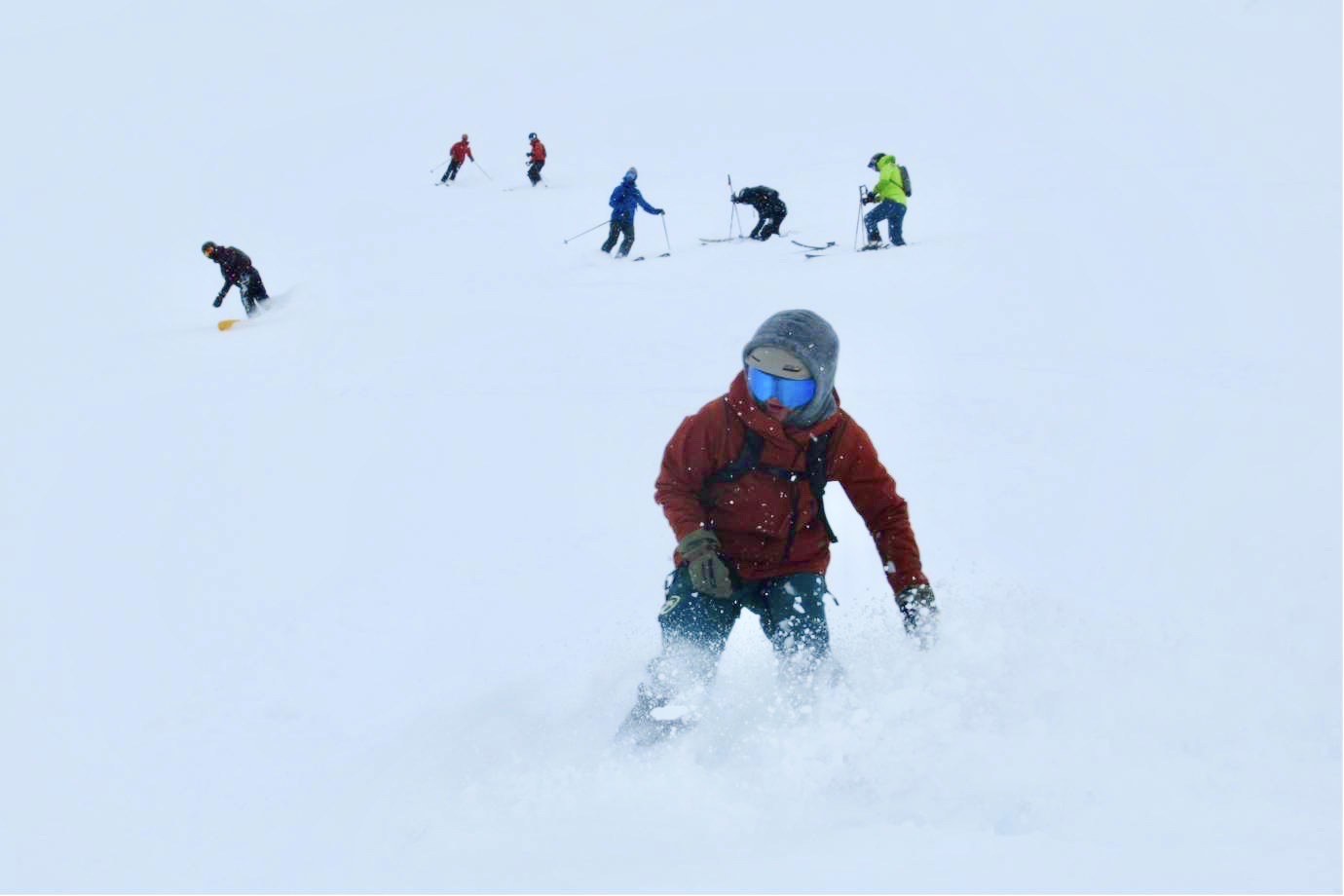 如何在不列颠哥伦比亚省Heli-Ski:一天,5分,成千上万的垂直